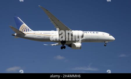 CHICAGO, USA - 09. Okt 2021: Die Boeing 787 Dreamliner von United Airlines ist im Flug und wird am internationalen Flughafen Chicago O'Hare landen Stockfoto