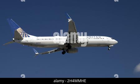 CHICAGO, USA - 09. Oktober 2021: Die Boeing 737 von United Airlines ist im Flug und bereitet sich auf die Landung auf dem Internationalen Flughafen Chicago O'Hare vor Stockfoto