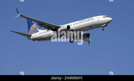 CHICAGO, USA - 09. Oktober 2021: Die Boeing 737 von United Airlines ist im Flug und bereitet sich auf die Landung auf dem Internationalen Flughafen Chicago O'Hare vor Stockfoto