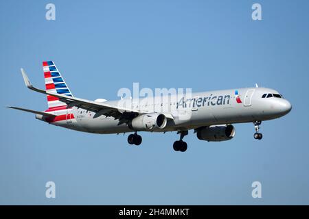 CHICAGO, USA - 09. Oktober 2021: Der Airbus A321 von American Airlines ist im Flug und wird am internationalen Flughafen Chicago O'Hare landen Stockfoto