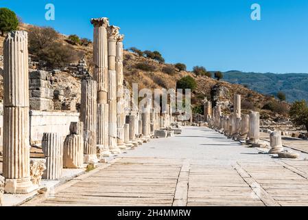 Heilige Straße in Ephesus, Türkei. Blick ohne Menschen an einem sonnigen Tag. Stockfoto