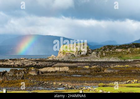 Dunscaith (Dun Scaich) Burgruinen und Regenbogen in Tokavaig mit Black Cuillin Mountains Beyond, Isle of Skye, Schottland, Großbritannien. Stockfoto