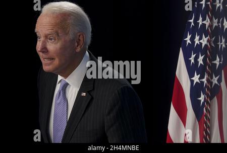 Washington, Usa. November 2021. Präsident Biden beantwortet Fragen von Medienvertretern, nachdem er am Mittwoch, den 3. November 2021, im South Court Auditorium des Eisenhower Executive Office Building in Washington, DC, Bemerkungen zur Zulassung des COVID-19-Impfstoffs für Kinder im Alter von fünf bis elf Jahren gegeben hatte. Das CDC hat Impfempfehlungen auf rund 28 Millionen Kinder in den Vereinigten Staaten ausgeweitet. Foto von Leigh Vogel/UPI Credit: UPI/Alamy Live News Stockfoto