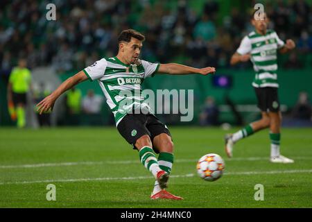 Lissabon, Portugal. November 2021. Pedro Gonçalves Mittelfeldspieler von Sporting CP im Einsatz beim UEFA Champions League-Spiel der Gruppe C zwischen Sporting CP und Besiktas am 03. November 2021 im Jose Alvalade Stadium in Lissabon, Portugal. Valter Gouveia/SPP Credit: SPP Sport Press Photo. /Alamy Live News Stockfoto