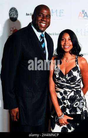 (L-R) der ehemalige NBA-Spieler Earvin 'Magic' Johnson und Earlitha 'Cookie' Kelly nehmen an der 29. Jährlichen Gala „The Gift of Life“ im Century Plaza Hotel am 18. Mai 2008 in Los Angeles, Kalifornien, Teil. Kredit: Jared Milgrim/Der Fotozugang Stockfoto