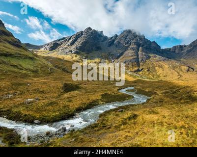 Blaven (Blabheinn, Bla Bheinn) und Clach Glas Berge in den Black Cuillins von Skye mit Allt na Dunaiche Fluss im Vordergrund, Skye, Schottland, Großbritannien Stockfoto