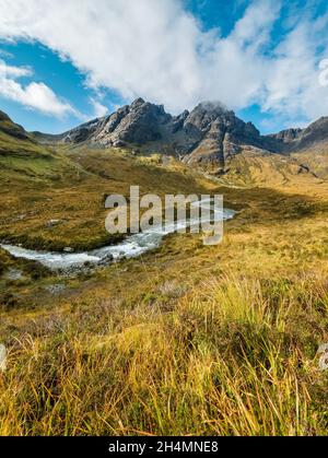 Blaven (Blabheinn, Bla Bheinn) und Clach Glas Berge in den Black Cuillins von Skye mit Allt na Dunaiche Fluss im Vordergrund, Skye, Schottland, Großbritannien Stockfoto