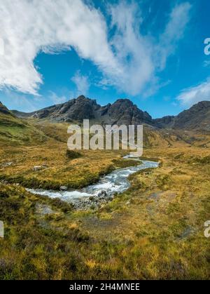 Blaven (Blabheinn, Bla Bheinn) und Clach Glas Berge in den Black Cuillins von Skye mit Allt na Dunaiche Fluss im Vordergrund, Skye, Schottland, Großbritannien Stockfoto