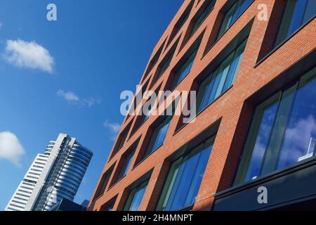 Großbritannien, West Yorkshire, Leeds, Bridgewater Place, auch bekannt als Dalek und modernes Bürogebäude, von der Sovereign Street aus gesehen Stockfoto