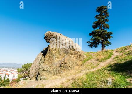 Niobe Weeping Rock (Aglayan Kaya), eine natürliche Felsformation, in Manisa, Türkei. Nach der griechischen Mythologie, die griechischen Gottheiten Apollo und Artemis kil Stockfoto