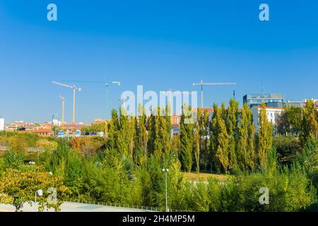 Blick von der Puente de Toledo (Toledo-Brücke) nach Norden mit einer Skyline voller Kraniche. Stockfoto
