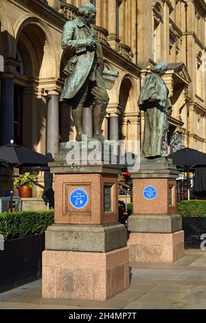 Großbritannien, West Yorkshire, Leeds City Square mit den James Watt und John Harrisons Statuen vor dem Old Post Office Building. Stockfoto