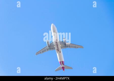 Eurowings Ferienflug Düsenflugzeuge starten vom Flughafen Palma Mallorca gegen blauen Himmel Stockfoto