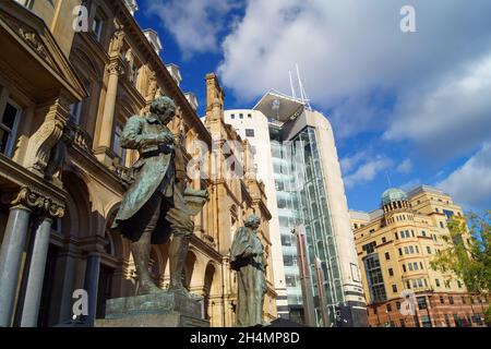 UK, West Yorkshire, Leeds City Square mit den James Watt und John Harrisons Statuen, Old Post Office, 1 City Square Office und Pinsent Freimaurern Gebäuden. Stockfoto