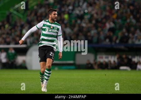 Lissabon, Portugal. November 2021. Paulinho vor Sporting CP im Einsatz beim UEFA Champions League-Spiel der Gruppe C zwischen Sporting CP und Besiktas am 03. November 2021 im Jose Alvalade Stadium in Lissabon, Portugal. Valter Gouveia/SPP Credit: SPP Sport Press Photo. /Alamy Live News Stockfoto