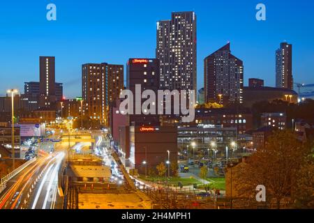 Großbritannien, West Yorkshire, Leeds, City Skyline bei Nacht, von der Fußgängerbrücke über die Inner Ring Road. Stockfoto