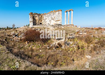 Tempel des Zeus in Aizanoi alten Ort in Kutahya Provinz der Türkei. Ansicht mit Fragmenten von Spalten im Vordergrund. Erbaut unter Domitian, war es nicht Stockfoto