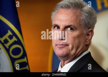 Washington, Vereinigte Staaten. November 2021. Kevin McCarthy (Republikaner von Kalifornien), Minderheitsführer des US-Repräsentantenhauses, nimmt am Mittwoch, den 3. November 2021, an einer Pressekonferenz im US-Kapitol in Washington, DC Teil. Kredit: Rod Lampey/CNP/dpa/Alamy Live Nachrichten Stockfoto