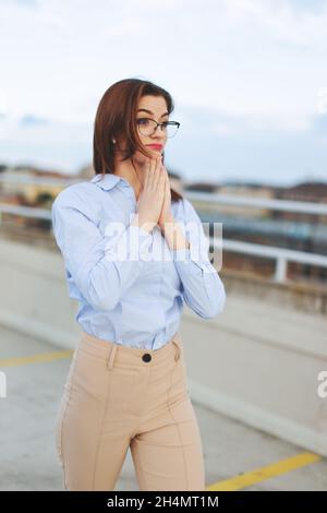 Junge Nerd kaukasischen Rotschopf Geschäftsfrau in Schwierigkeiten im Freien Stockfoto