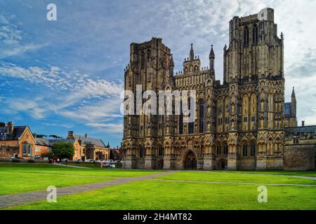Großbritannien, Somerset, Wells Cathedral, West Front und Cathedral Green Stockfoto