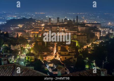 Die alte Stadt Bergamo am Abend Stockfoto