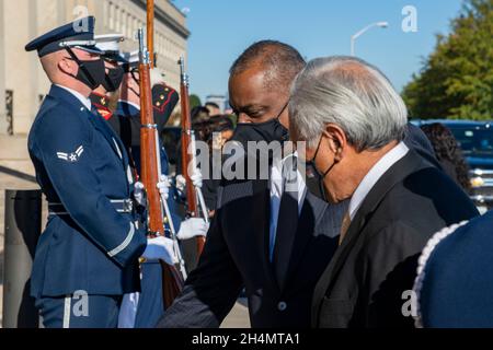 Arlington, Vereinigte Staaten Von Amerika. November 2021. Arlington, Vereinigte Staaten von Amerika. 03. November 2021. US-Verteidigungsminister Lloyd J. Austin III, links, begleitet den singapurischen Verteidigungsminister Ng eng Hen während der Ankunftszeremonie im Pentagon am 3. November 2021 in Arlington, Virginia. Quelle: MC2 Chris Roys/DOD/Alamy Live News Stockfoto