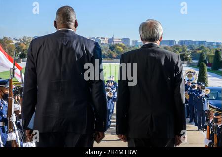 Arlington, Vereinigte Staaten Von Amerika. November 2021. Arlington, Vereinigte Staaten von Amerika. 03. November 2021. Der US-Verteidigungsminister Lloyd J. Austin III, links, steht mit dem singapurischen Verteidigungsminister Ng eng Hen während der Ankunftszeremonie im Pentagon am 3. November 2021 in Arlington, Virginia, zusammen. Kredit: SSGT. Jack Sanders/DOD/Alamy Live News Stockfoto