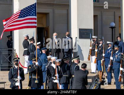 Arlington, Vereinigte Staaten Von Amerika. November 2021. Arlington, Vereinigte Staaten von Amerika. 03. November 2021. US-Verteidigungsminister Lloyd J. Austin III, rechts, steht mit dem singapurischen Verteidigungsminister Ng eng Hen während der Ankunftszeremonie im Pentagon am 3. November 2021 in Arlington, Virginia, zusammen. Quelle: MC2 Chris Roys/DOD/Alamy Live News Stockfoto