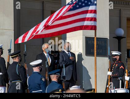 Arlington, Vereinigte Staaten Von Amerika. November 2021. Arlington, Vereinigte Staaten von Amerika. 03. November 2021. US-Verteidigungsminister Lloyd J. Austin III, rechts, steht mit dem singapurischen Verteidigungsminister Ng eng Hen während der Ankunftszeremonie im Pentagon am 3. November 2021 in Arlington, Virginia, zusammen. Quelle: MC2 Chris Roys/DOD/Alamy Live News Stockfoto