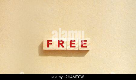 Holzblöcke mit dem Wort frei. Kostenlose Kurse, Versand, Steuern, Testversion. Geschäfts- und Finanzkonzept. Speicherplatz kopieren Stockfoto