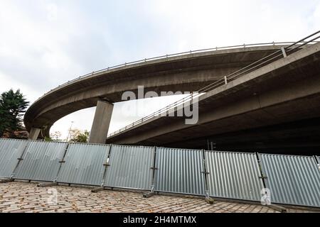 Metallabzäunung um die Autobahnabfahrt 19 M8 Clydeside Expressway während der UN-Klimakonferenz COP26, Glasgow, Schottland, Großbritannien Stockfoto