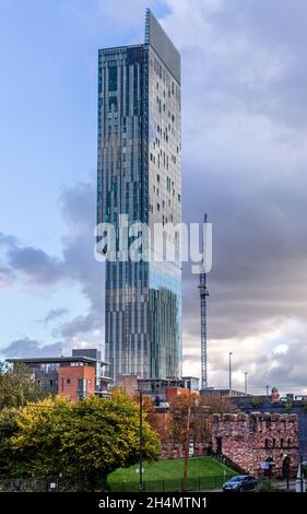 Beetham Tower von Castlefield aus gesehen mit einem Teil des rekonstruierten Mamucium Romand Forts am Stützpunkt, Manchester, England, Großbritannien Stockfoto