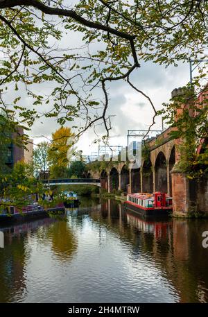 Emmeline Pankhurst Barge vertäut neben dem Viadukt auf dem Bridgewater Canal, Castlefield, Deansgate, Manchester, England, VEREINIGTES KÖNIGREICH Stockfoto