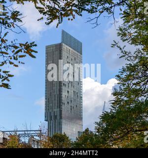 Beetham Tower von Castlefield aus gesehen mit einem Teil des rekonstruierten Mamucium Romand Forts am Stützpunkt, Manchester, England, Großbritannien Stockfoto