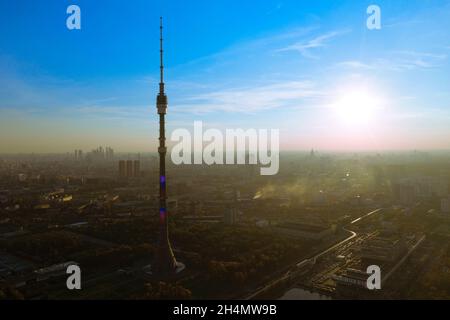 Moskau, Russland - 2021. Oktober: Ostankino Fernsehturm und ein wunderschöner Sonnenuntergang. Moskau mit vielen Gebäuden, gefilmt aus großer Höhe mit einer Drohne Stockfoto