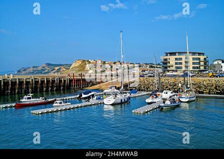 UK, Dorset, Jurassic Coast, West Bay Harbour Entrand und Jurassic Coastline Stockfoto