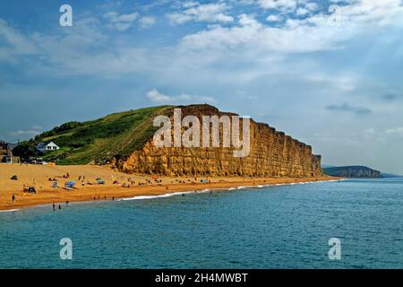 Großbritannien, Dorset, Jurassic Coast, West Bay, East Cliff und Strand von der Hafenmauer aus gesehen Stockfoto