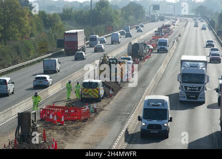 Datchet, UK. November 2021. Die Arbeiten an der Aufrüstung der M4 auf eine All Lanes Running Digital Smart Motorway werden fortgesetzt. Die Abgeordneten fordern, dass die Arbeiten an intelligenten Autobahnen für fünf Jahre gestoppt werden, damit mehr Forschung zu ihrer Sicherheit betrieben werden kann und auch bestehende intelligente Autobahnen sicherer werden können, indem mehr Notschutzgebiete hinzugefügt werden. Quelle: Maureen McLean/Alamy Live News Stockfoto