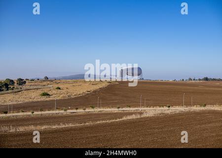 GIVAT AVNI, ISRAEL - 3. NOVEMBER 2021: Israels Aufklärungstruppe startet einen massiven Aufklärungsballon, um Luftbedrohungen rechtzeitig zu erkennen Stockfoto