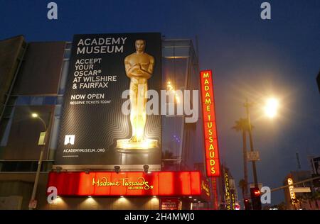 Los Angeles, Kalifornien, USA 24. Oktober 2021 Ein allgemeiner Blick auf die Atmosphäre des Academy Museum Billboard im Madame Tussauds Wachsfigurenkabinett am Hollywood Blvd am 24. Oktober 2021 in Los Angeles, Kalifornien, USA. Foto von Barry King/Alamy Stockfoto Stockfoto