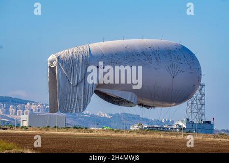 GIVAT AVNI, ISRAEL - 3. NOVEMBER 2021: Israels Aufklärungstruppe startet einen massiven Aufklärungsballon, um Luftbedrohungen rechtzeitig zu erkennen Stockfoto