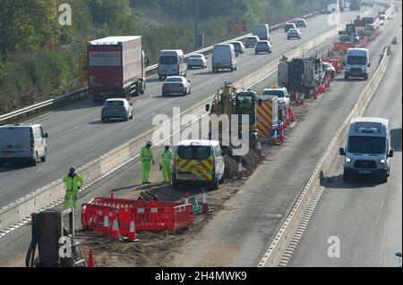 Datchet, UK. November 2021. Die Arbeiten an der Aufrüstung der M4 auf eine All Lanes Running Digital Smart Motorway werden fortgesetzt. Die Abgeordneten fordern, dass die Arbeiten an intelligenten Autobahnen für fünf Jahre gestoppt werden, damit mehr Forschung zu ihrer Sicherheit betrieben werden kann und auch bestehende intelligente Autobahnen sicherer werden können, indem mehr Notschutzgebiete hinzugefügt werden. Quelle: Maureen McLean/Alamy Live News Stockfoto