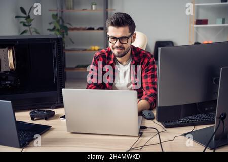 Porträt von attraktiven qualifizierten, fröhlich fokussierten Kerl Eingabe E-Mail HTML css c Code Sicherheit Datenbank im Büro Arbeitsplatz Station innen Stockfoto