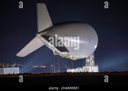 GIVAT AVNI, ISRAEL - 3. NOVEMBER 2021: Israels Aufklärungstruppe startet einen massiven Aufklärungsballon, um Luftbedrohungen rechtzeitig zu erkennen Stockfoto