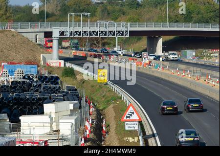 Datchet, UK. November 2021. Die Arbeiten an der Aufrüstung der M4 auf eine All Lanes Running Digital Smart Motorway werden fortgesetzt. Die Abgeordneten fordern, dass die Arbeiten an intelligenten Autobahnen für fünf Jahre gestoppt werden, damit mehr Forschung zu ihrer Sicherheit betrieben werden kann und auch bestehende intelligente Autobahnen sicherer werden können, indem mehr Notschutzgebiete hinzugefügt werden. Quelle: Maureen McLean/Alamy Live News Stockfoto