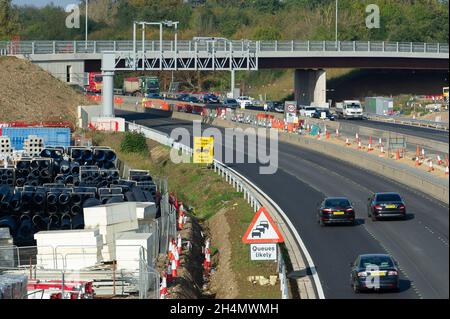 Datchet, UK. November 2021. Die Arbeiten an der Aufrüstung der M4 auf eine All Lanes Running Digital Smart Motorway werden fortgesetzt. Die Abgeordneten fordern, dass die Arbeiten an intelligenten Autobahnen für fünf Jahre gestoppt werden, damit mehr Forschung zu ihrer Sicherheit betrieben werden kann und auch bestehende intelligente Autobahnen sicherer werden können, indem mehr Notschutzgebiete hinzugefügt werden. Quelle: Maureen McLean/Alamy Live News Stockfoto