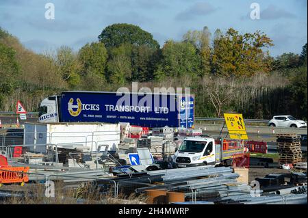 Datchet, UK. November 2021. Die M4-Verbindung bei Datchet. Die Arbeiten an der Aufrüstung der M4 auf eine All Lanes Running Digital Smart Motorway werden fortgesetzt. Die Abgeordneten fordern, dass die Arbeiten an intelligenten Autobahnen für fünf Jahre gestoppt werden, damit mehr Forschung zu ihrer Sicherheit betrieben werden kann und auch bestehende intelligente Autobahnen sicherer werden können, indem mehr Notschutzgebiete hinzugefügt werden. Quelle: Maureen McLean/Alamy Live News Stockfoto