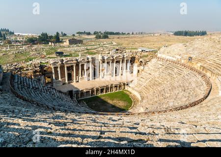 Das Theater in Hierapolis alten Ort in der Denizli Provinz der Türkei. Das Theater wurde wahrscheinlich unter der Herrschaft von Hadrian nach dem Erdk gebaut Stockfoto