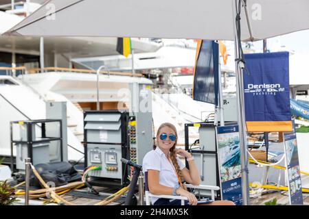 Fort Lauderdale, USA. Oktober 2021. 62. Jährliche Fort Lauderdale International Boat Show (FLIBS), die vom 27. Bis 31. Oktober im Bahia Mar Yachting Center (801 Seabreeze Blvd., Fort Lauderdale, FL 33316) Wellen schlagen wird. Im Besitz der Marine Industries Association of South Florida (MIASF) und produziert von Informa Markets, bietet FLIBS die größte Präsenz von Booten und Meeresexponaten im Wasser. (Foto von Yaroslav Sabitov/YES Market Media/Sipa USA) Quelle: SIPA USA/Alamy Live News Stockfoto