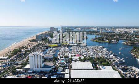 Fort Lauderdale, USA. Oktober 2021. 62. Jährliche Fort Lauderdale International Boat Show (FLIBS), die am 27. Oktober bis 31. Oktober im Bahia Mar Yachting Center (801 Seabreeze Blvd., Fort Lauderdale, FL 33316) Wellen schlägt. Im Besitz der Marine Industries Association of South Florida (MIASF) und produziert von Informa Markets, bietet FLIBS die größte Präsenz von Booten und Meeresexponaten im Wasser. (Foto von Yaroslav Sabitov/YES Market Media/Sipa USA) Quelle: SIPA USA/Alamy Live News Stockfoto